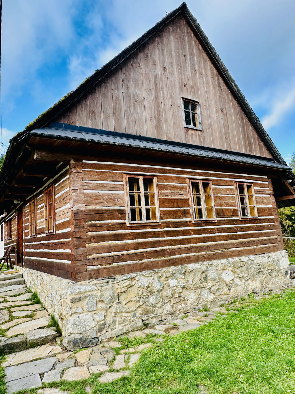 Pohled na štít roubenky