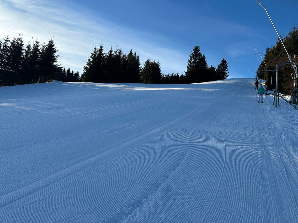 Sjezdovka JONAS PARK s lyžaři